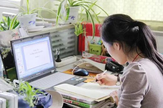 低頭工作 低頭工作